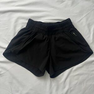 Lululemon Hotty Hot shorts in classic black. Size 6. Lightweight